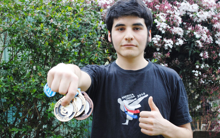 Alumno de Medicina Veterinaria gana tres medallas de oro en Torneo Internacional de Artes Marciales