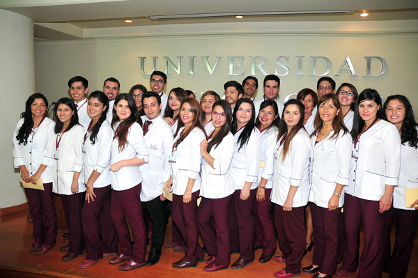 Tecnología Médica de la UST Santiago inviste a sus alumnos