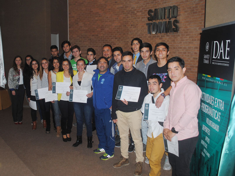 Entregan becas a alumnos destacados en Santo Tomás Viña del Mar