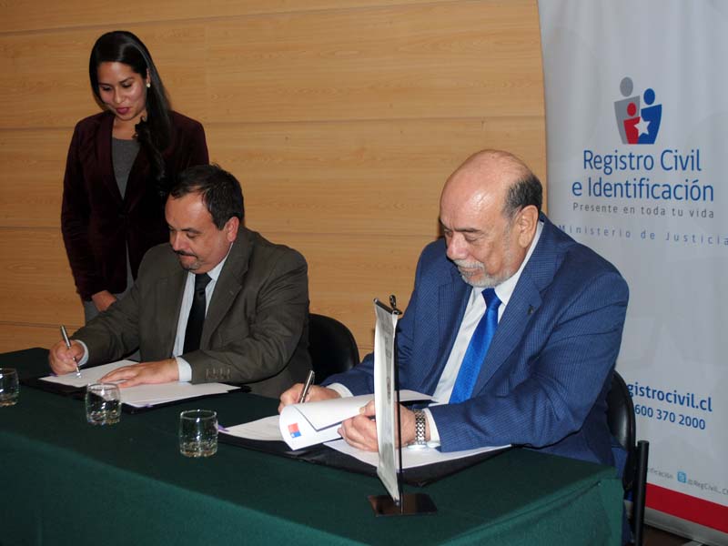 Escuela de Derecho de UST Viña del Mar y Dirección Regional del Registro Civil firman convenio de cooperación