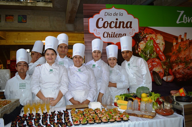 Alumnos de Gastronomía Internacional participan del día de la cocina chilena