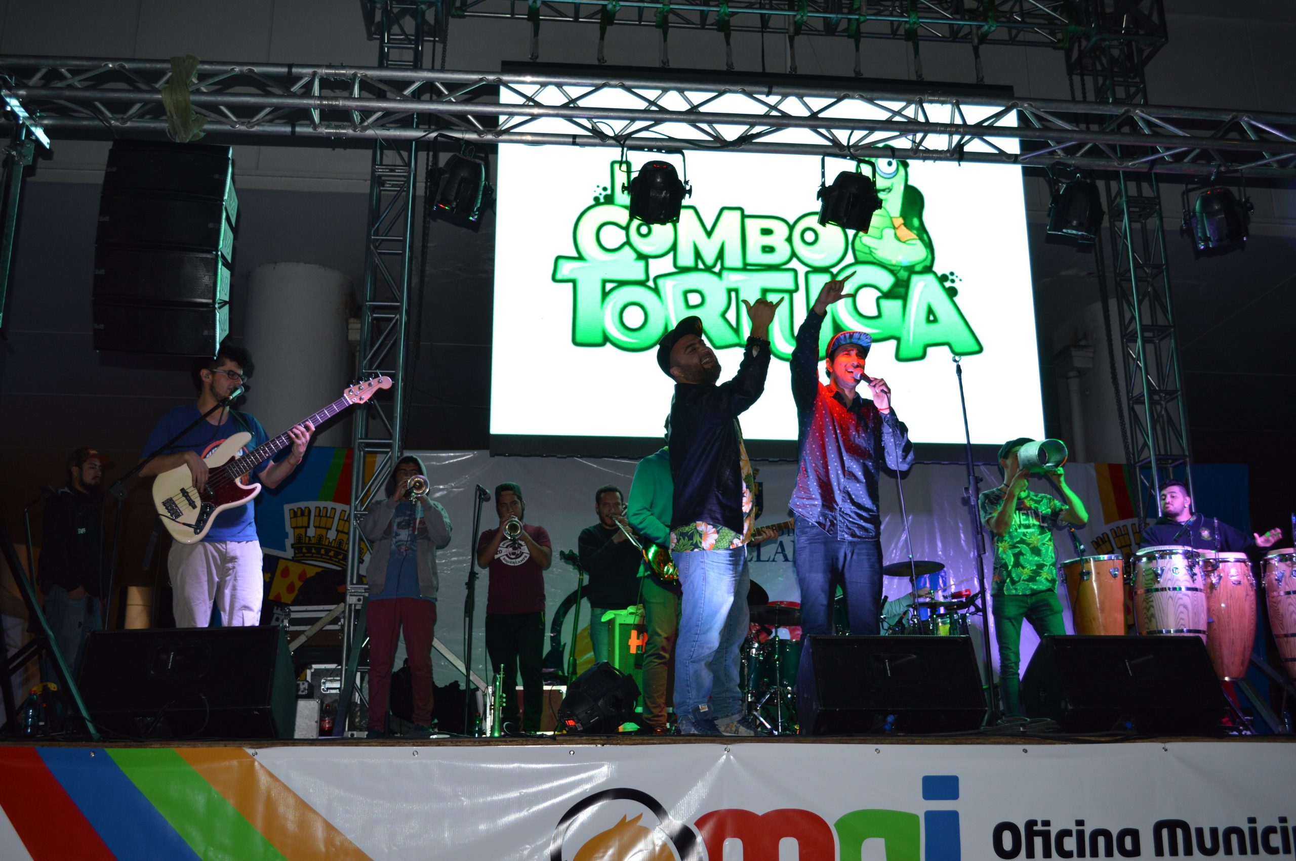Exitosa presentación de la banda La Combo Tortuga en bienvenida estudiantil