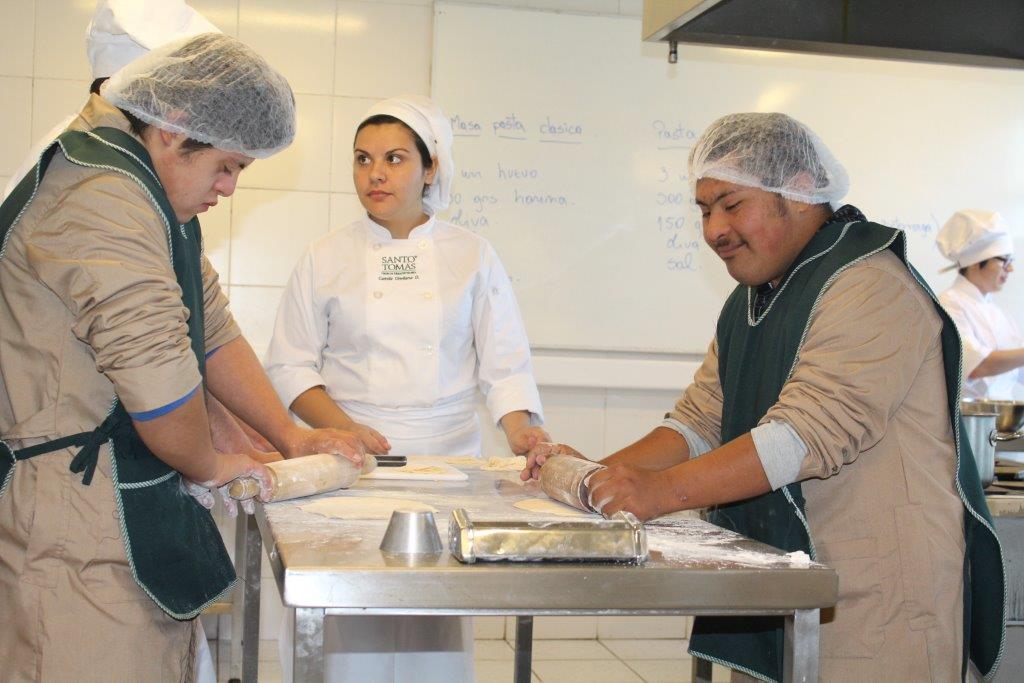 Santo Tomás realiza taller de cocina para adolescentes con capacidades especiales