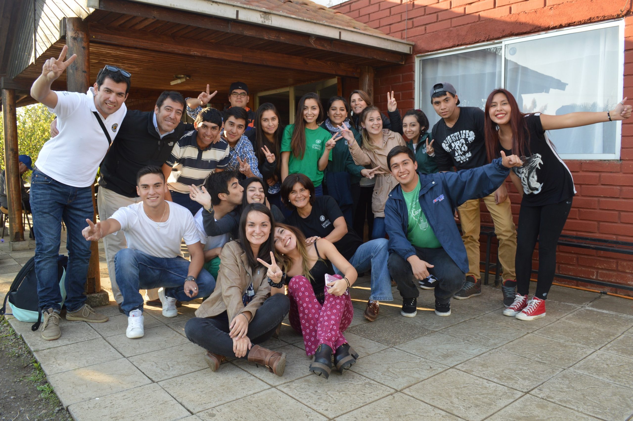 Alumnos de Santo Tomás Temuco realizaron “Mechoneo solidario”