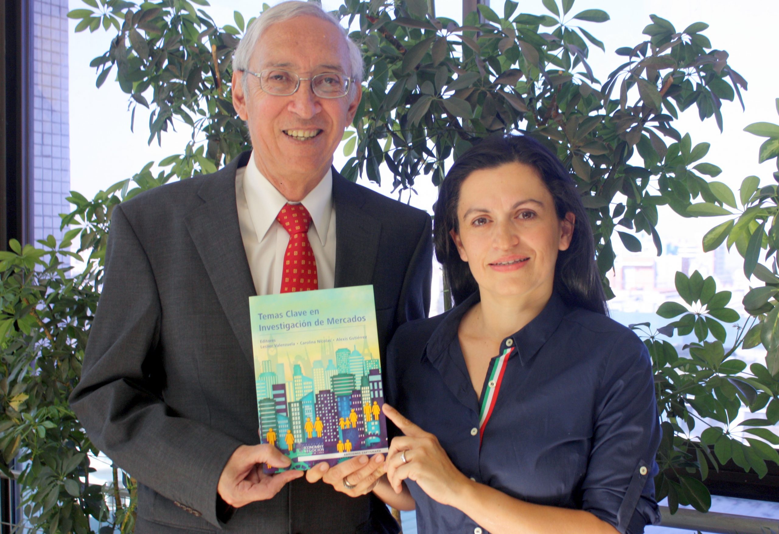Académicos orgullosos que su libro se utilice en UST y otras universidades