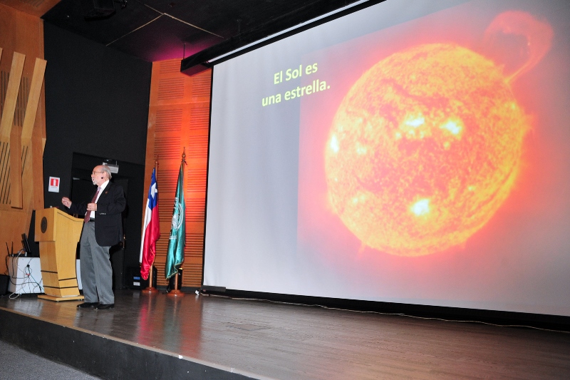 Premio Nacional de Ciencias Exactas José Maza sorprendió con clase magistral sobre el universo