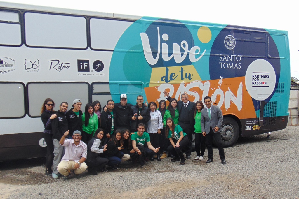 Motivan a estudiantes de cuarto medio con charlas “Vive de tu pasión”