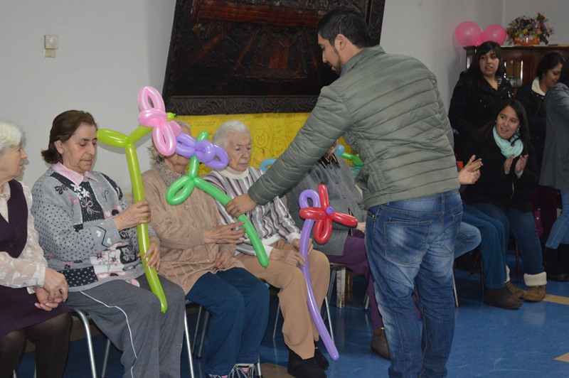 UST Temuco celebró el Día de la Madre en hogar de ancianos San Vicente de Paul