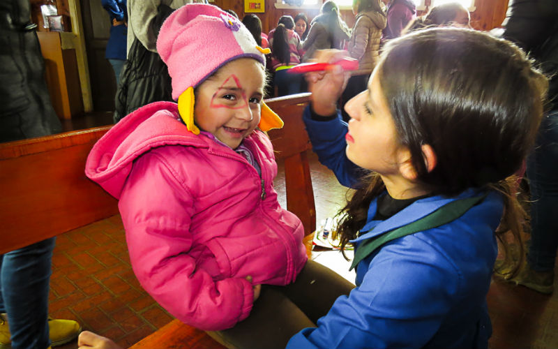 “Mechoneo Solidario” de Santo Tomás benefició a familias del campamento “Por un Futuro Mejor 3”
