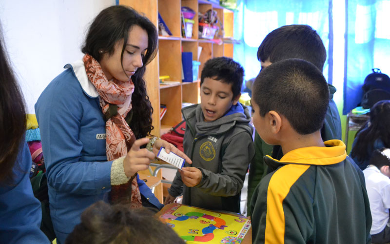 Estudiantes de Educación Diferencial apoyaron habilidades de lectura y escritura de alumnos de escuela rural