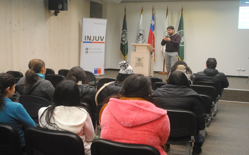 Jóvenes tomasinos protagonizan debate sobre despenalización de marihuana
