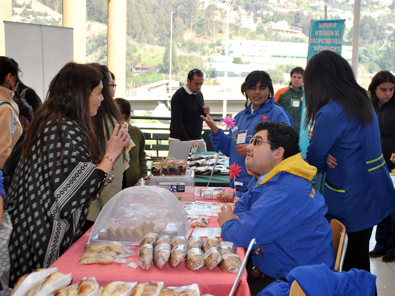 Exitosa Primera Feria de Autogestión y Emprendimiento Inclusivo en Santo Tomás Viña del Mar