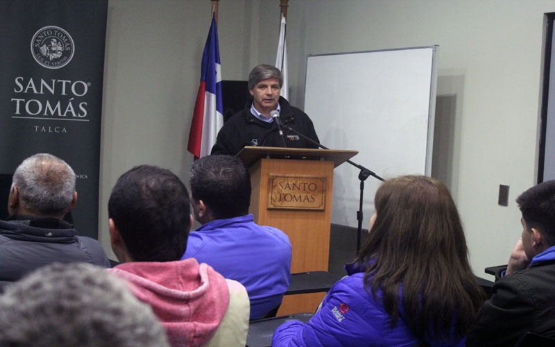Harold Mayne-Nicholls dictó charla a dirigentes deportivos en el Campus CAR