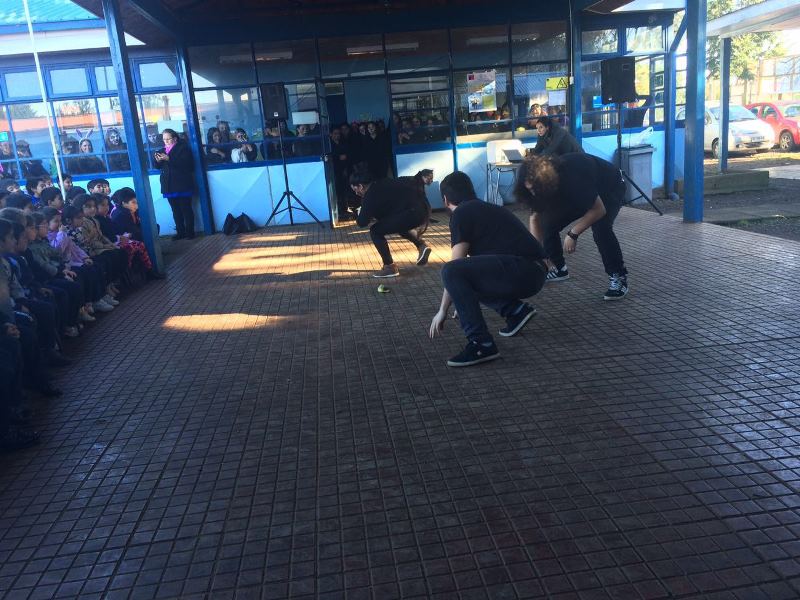Estudiantes UST llevaron la magia del teatro a escolares de Padre las Casas