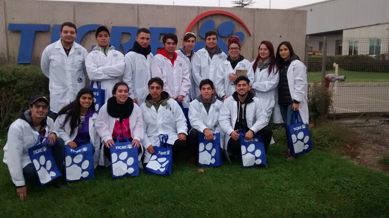 Alumnos de Mantenimiento Industrial visitaron fábrica de conexiones y tubos líder a nivel mundial