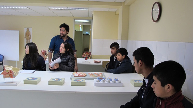 Estudiantes de Perquenco conocieron sobre morfología del cuerpo humano en laboratorios de la UST