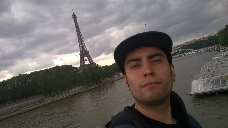 Alumno de tercer año de publicidad ganó concurso y viajó a Francia