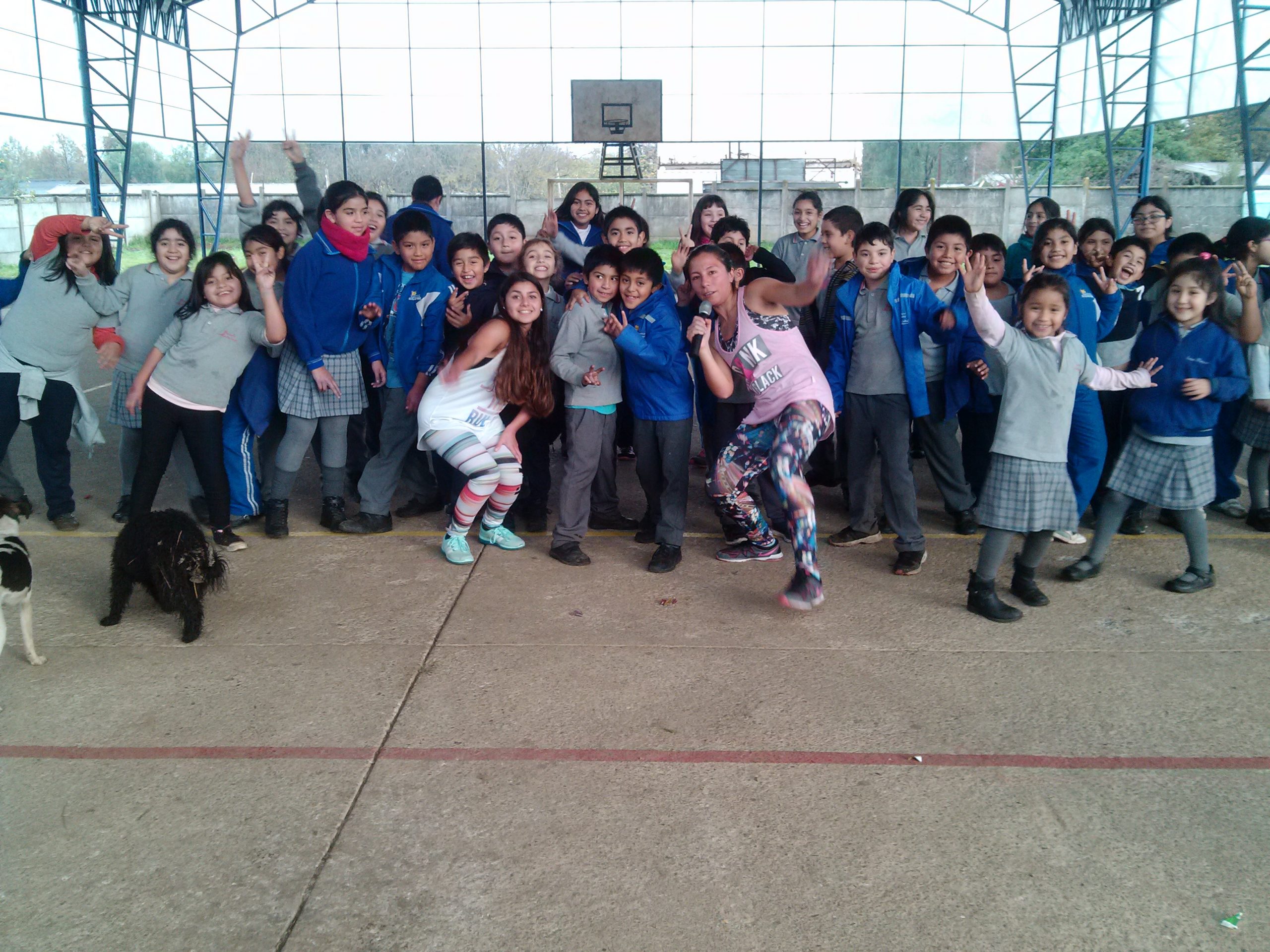 Estudiantes de Preparador Físico del CFT Santo Tomás Temuco llevaron el baile y la música a estudiantes de Padre Las Casas