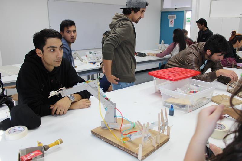 Alumnos mostraron su destreza diseñando brazo hidráulico