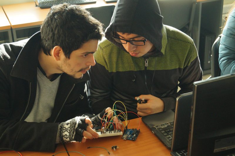 Alumnos de Informática se capacitan en el uso de placas arduino