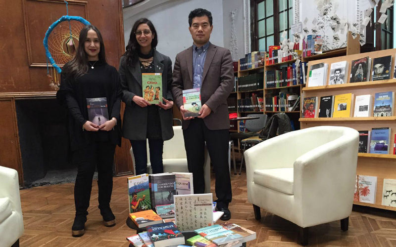 Biblioteca Municipal de Santiago recibe donación de literatura china