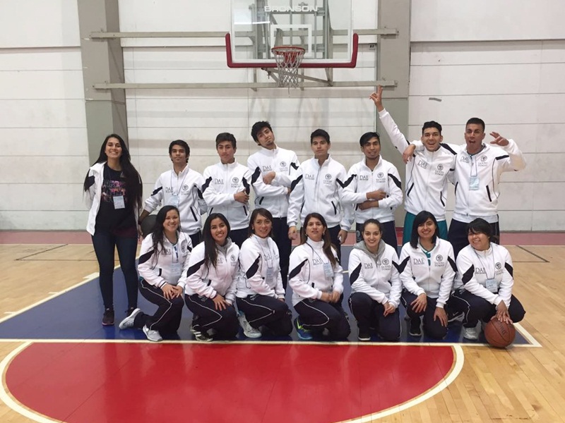 Ex alumna vuelve a sede para guiar equipo en Olimpiadas Santo Tomás