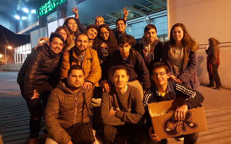 Estudiantes de Concepción regalan café y cariño a quienes lo necesitan