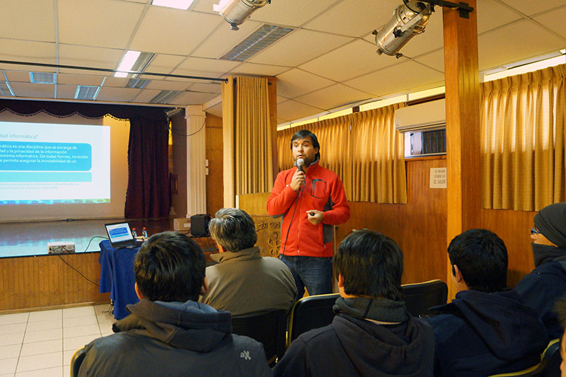 Área de Informática asesora a alumnos del Liceo Comercial