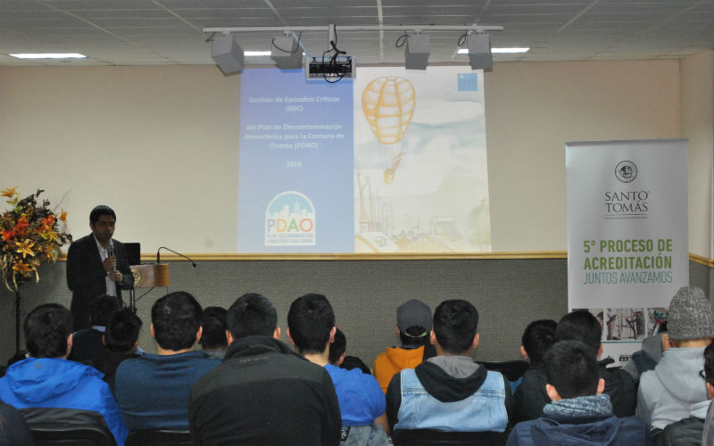 Autoridades regionales exponen sobre “Nuevas Políticas Deportivas” y “Contaminación en Osorno” a estudiantes de Santo Tomás