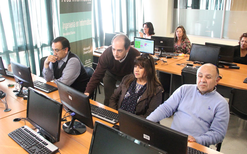 Docentes, escolares y colaboradores aprendieron a programar en Santo Tomás La Serena