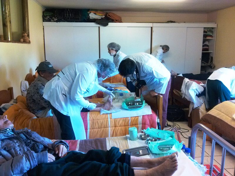 Estudiantes de Técnico en Podología Clínica de Santo Tomás Temuco realizaron operativo de atención en hogar de ancianos Revoso