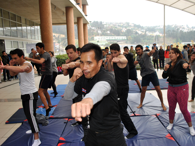 Expertos en boxeo tailandés ofrecieron clínica para alumnos de Santo Tomás Viña del Mar