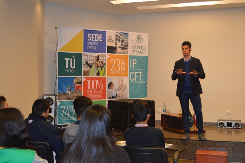 Diego Rivarola dictó charla en Santiago Centro