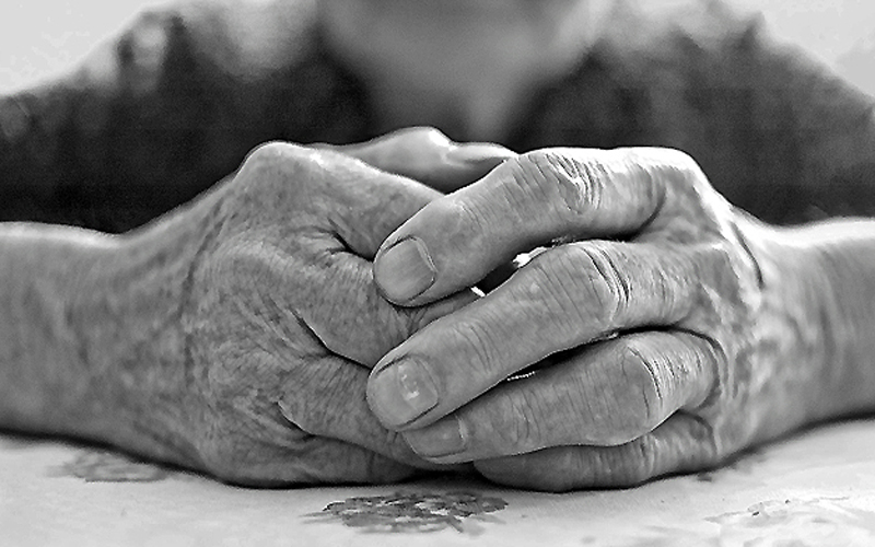 Derechos y deberes del adulto mayor en Chile: más del 30% sufre uno o más tipos de maltrato
