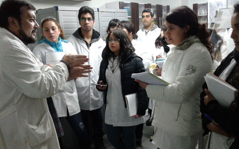 Estudiantes de Técnico en Análisis Químico visitaron laboratorio de la zona