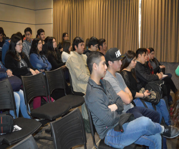 Tomasinos participaron en charla sobre la vida de Santa Teresa de Calcuta