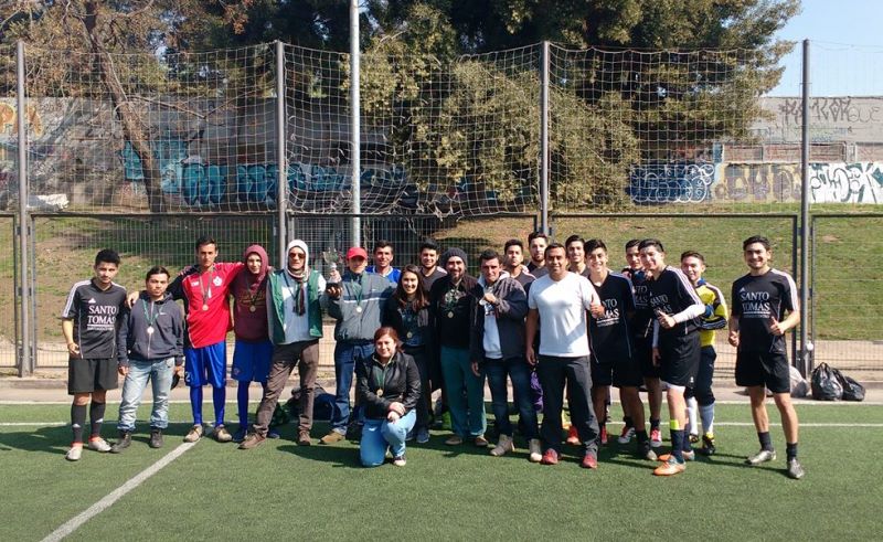 Tomasinos de Santiago Centro jugaron partido de fútbol con personas en situación de calle