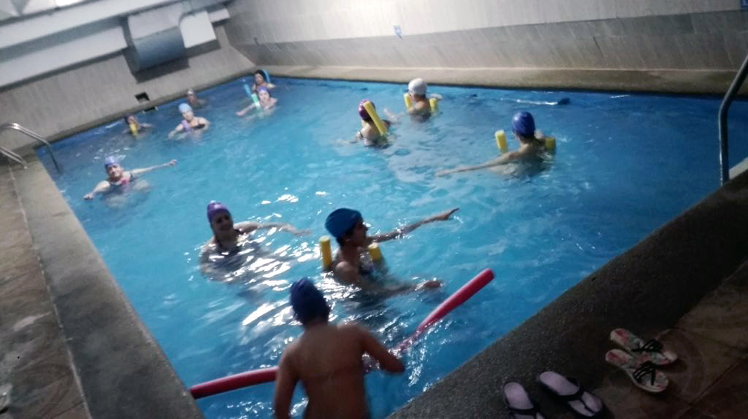 Tesistas de Kinesiología estudiaron beneficios de la hidrogimnasia en dolores lumbares crónicos