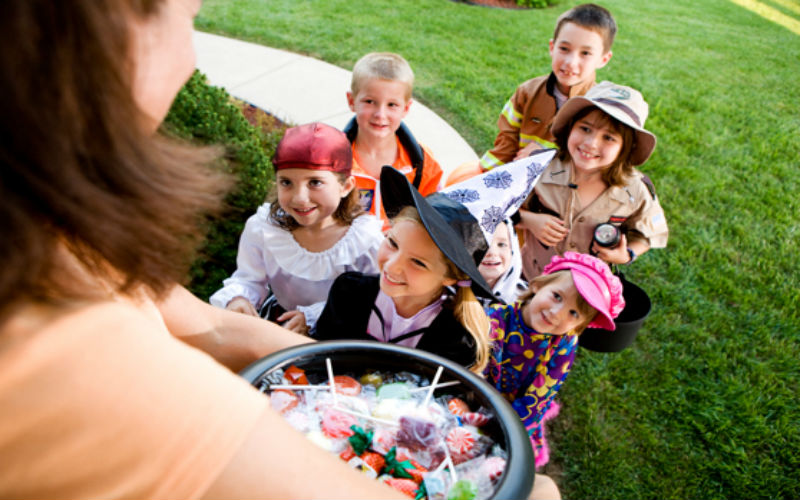 Experta recomienda ingesta de cuatro a cinco dulces en niños durante Halloween