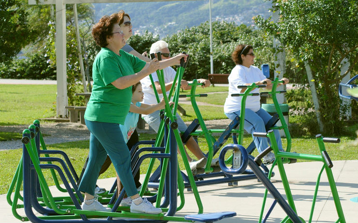 Recomiendan aprovechar el buen tiempo para realizar actividades con los adultos mayores