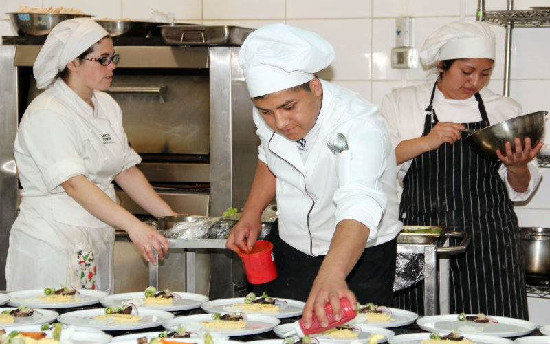 Cena de camaradería revivió diferentes países