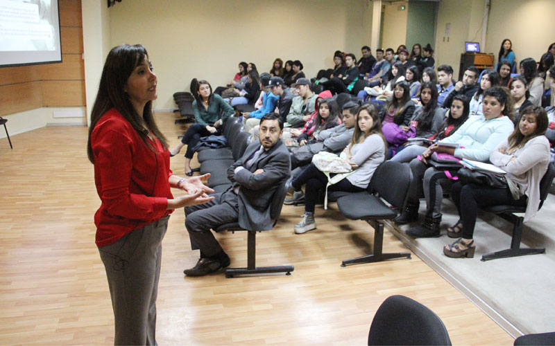 Estudiantes se informaron sobre obtención y mantención de becas y créditos