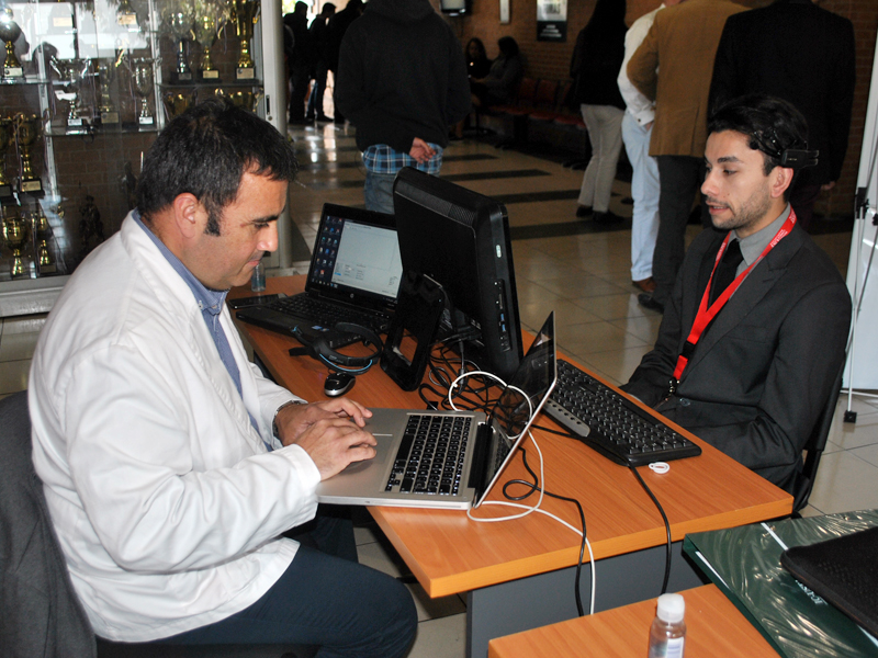 Realizan estudio para medir actividad cerebral de participantes en el último Torneo Internacional de Debates Santo Tomás