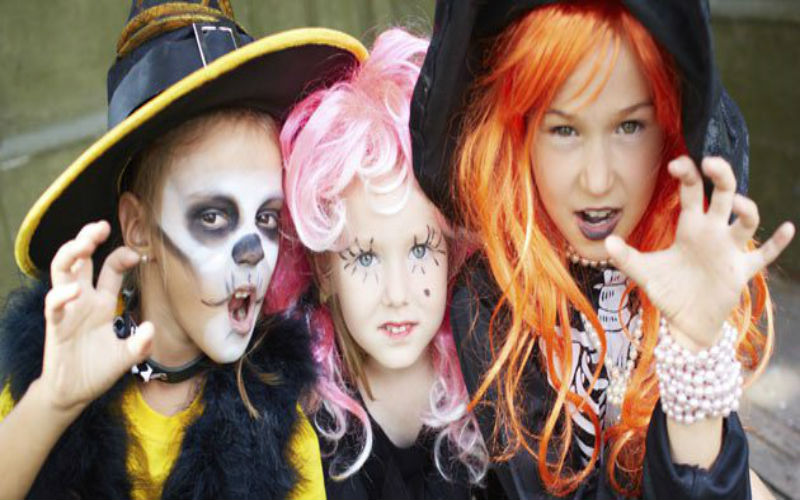 Alertan sobre peligros de disfraces y maquillajes en Halloween