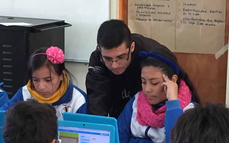 Alumnos de Informática motivan a programar a escolares de la zona