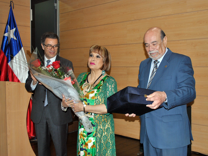 Con homenaje a Palmenia Pizarro se dio inicio al 5° Torneo Internacional de Debates Santo Tomás en Viña del Mar