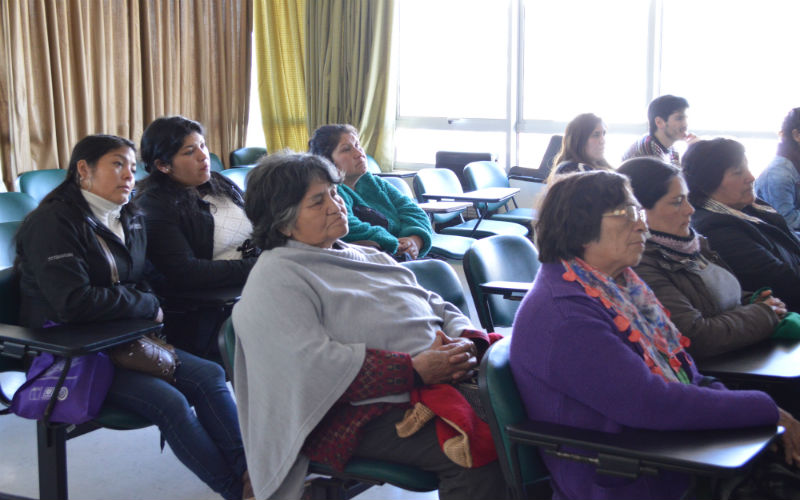 Docentes realizaron charla a microempresarias locales