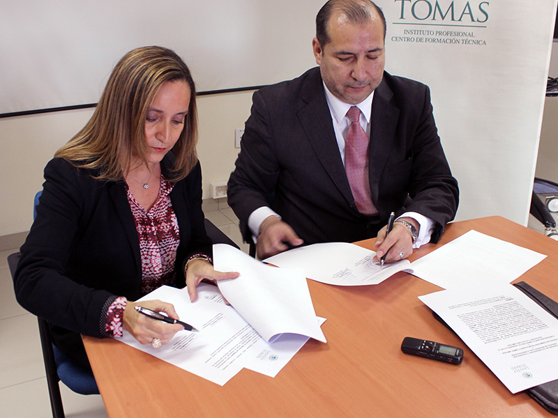 Firma Convenio Colaborativo: Santo Tomás y el Registro Civil e Identificación