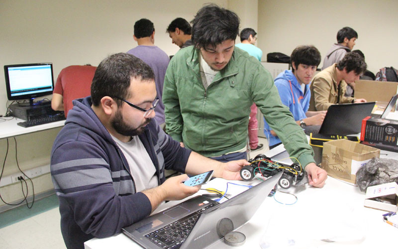 Alumnos de Informática participan de evento de robótica y tecnología en Santiago