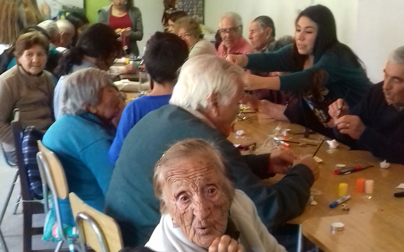 Estudiantes de Técnico en Trabajo Social enseñaron manualidades a adultos mayores de Coquimbo